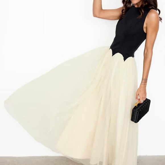 Commense Dresses & Skirts - Commense Contrast Petal Waist Midi Dress